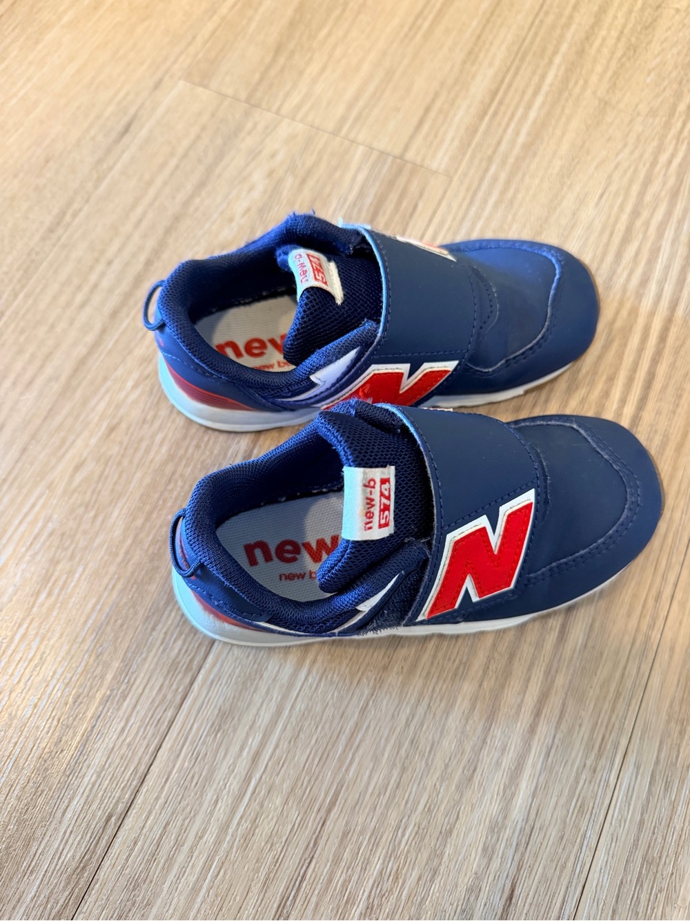 New Balance Kids Navy and Red Hook-and-Loop Sneakers
